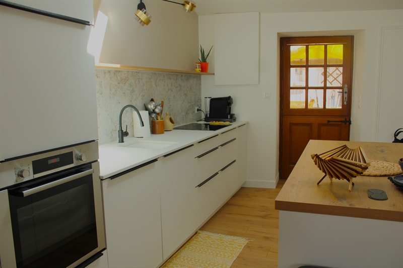 Cuisine ouverte de style moderne bois et blanc à Bouguenais | Raison Home - 3