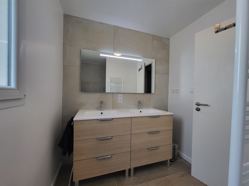 Salle de bains bois et blanc à La Boissière-du-Dore | Raison Home - 5