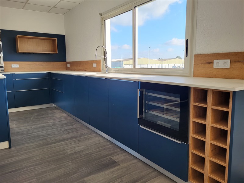 Cuisine ouverte bleu marine et bois à Rennes | Raison Home - 2