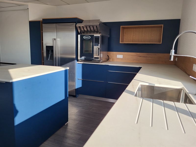 Cuisine ouverte bleu marine et bois à Rennes | Raison Home - 3