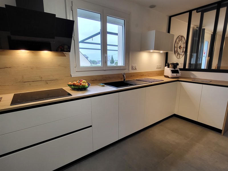 Cuisine fermée de style moderne bois et blanc à Treillieres | Raison Home - 3