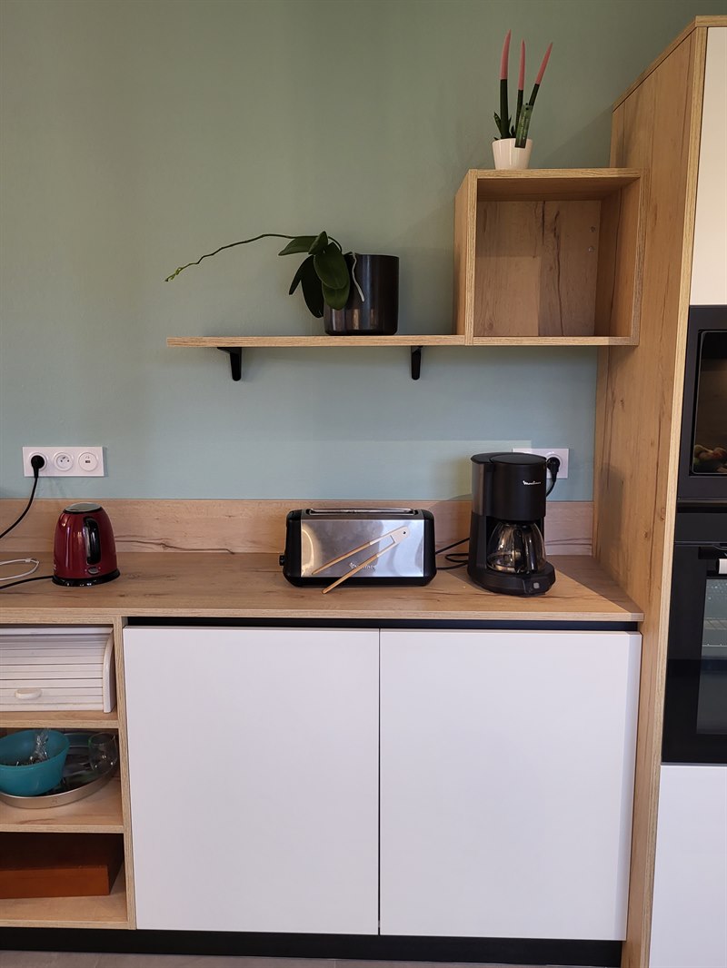 Cuisine fermée de style moderne bois et blanc à Treillieres 4