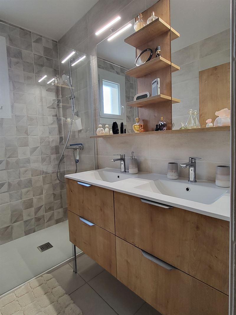 Salle de bains bois et blanc à Saint-Sébastien-sur-Loire | Raison Home - 1