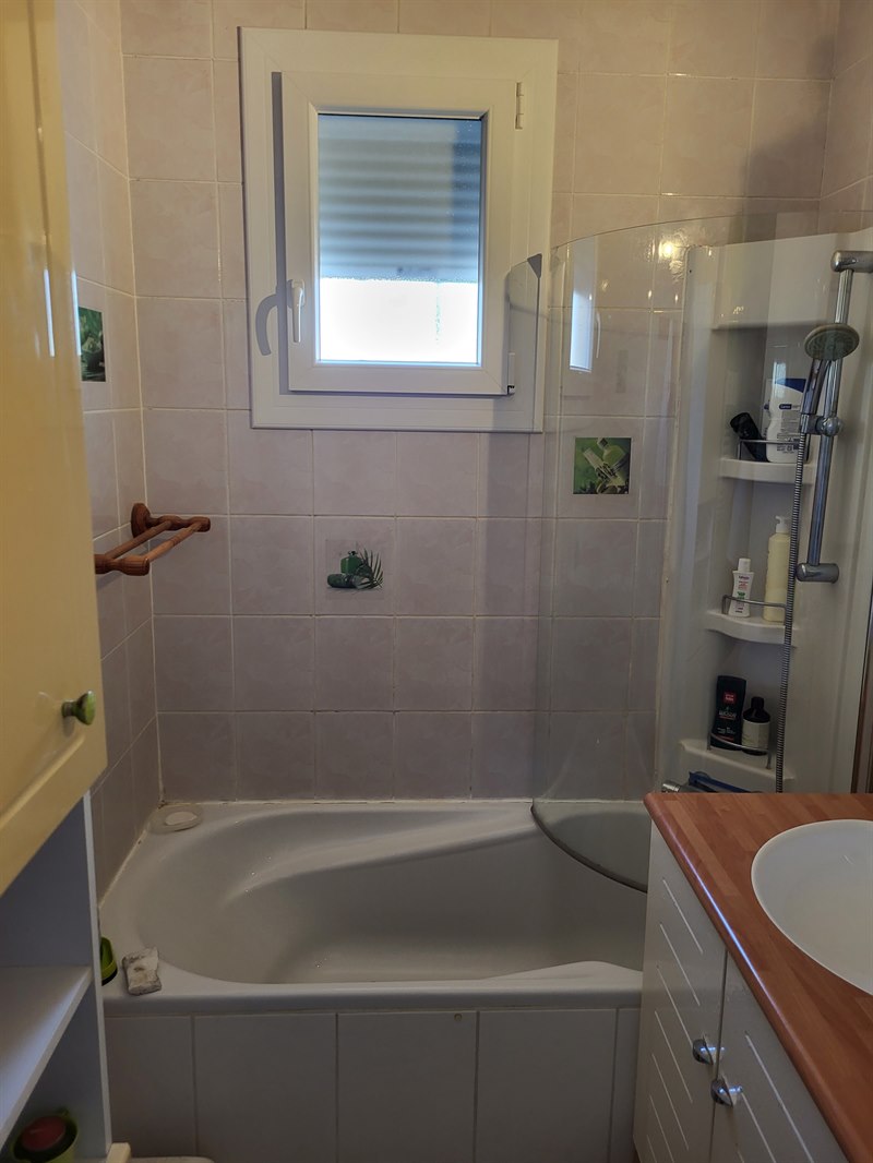 Salle de bains bois et blanc à Saint-Sébastien-sur-Loire | Raison Home - 6