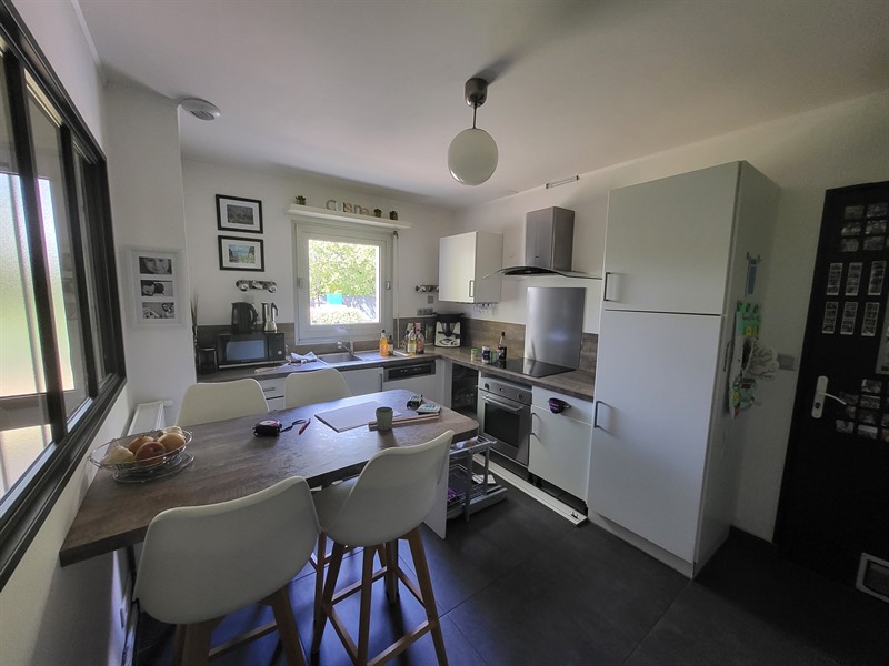 Cuisine fermée de style contemporain bois et blanc à Basse Goulaine 8