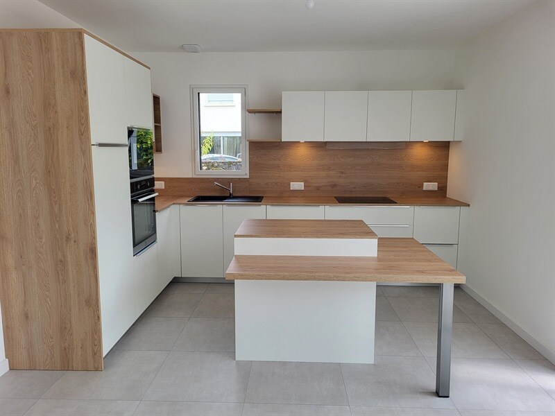 Cuisine ouverte de style moderne bois et blanc à Chateau Thebaud 1