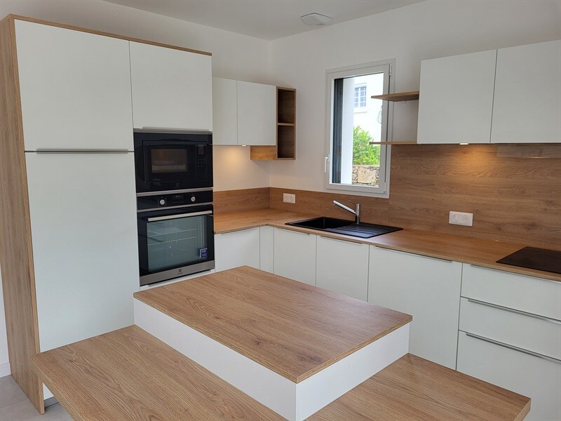 Cuisine ouverte de style moderne bois et blanc à Chateau Thebaud 2