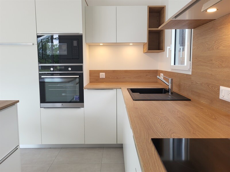 Cuisine ouverte de style moderne bois et blanc à Chateau Thebaud 3
