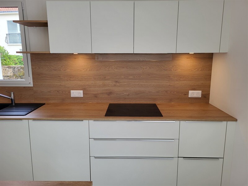 Cuisine ouverte de style moderne bois et blanc à Chateau Thebaud 4