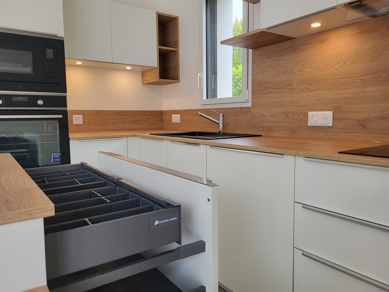 Cuisine ouverte de style moderne bois et blanc à Chateau Thebaud 5