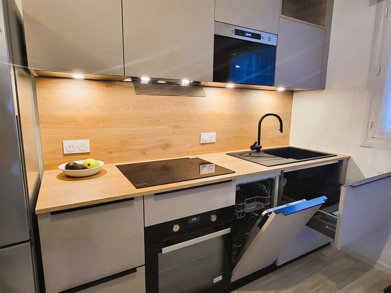 Cuisine ouverte de style moderne bois et beige à Orvault 4