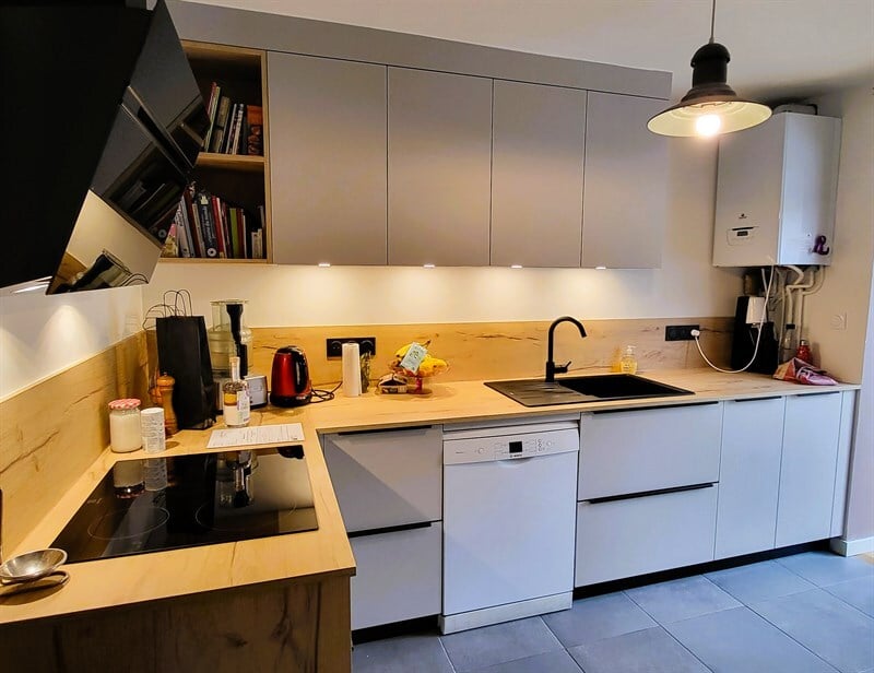 Cuisine fermée de style moderne bois et beige à Nantes | Raison Home - 1
