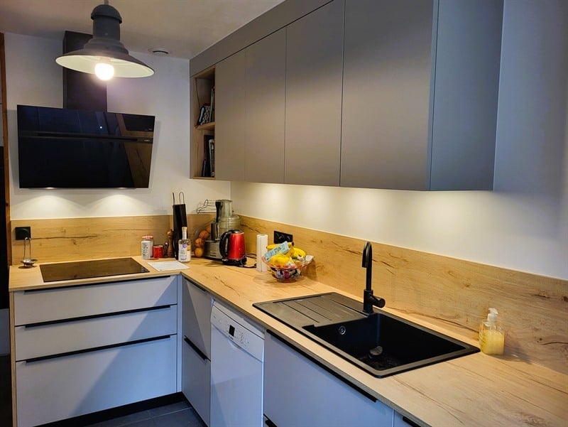 Cuisine fermée de style moderne bois et beige à Nantes | Raison Home - 2