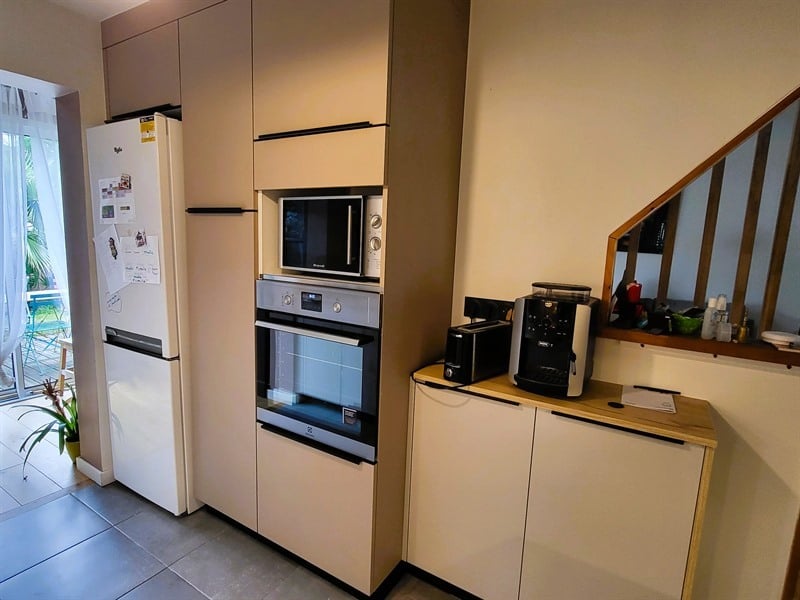 Cuisine fermée de style moderne bois et beige à Nantes | Raison Home - 3