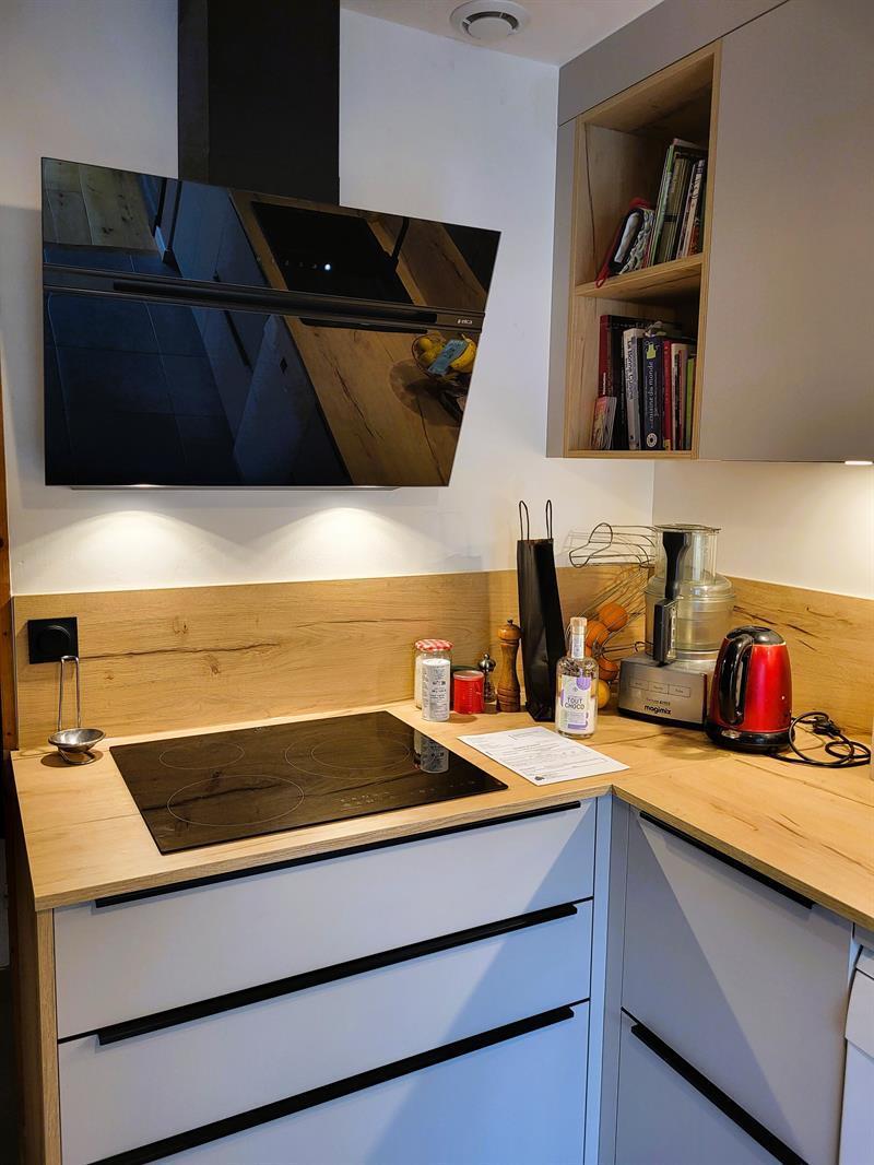 Cuisine fermée de style moderne bois et beige à Nantes | Raison Home - 4