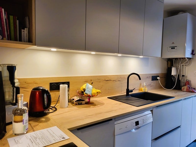 Cuisine fermée de style moderne bois et beige à Nantes | Raison Home - 5