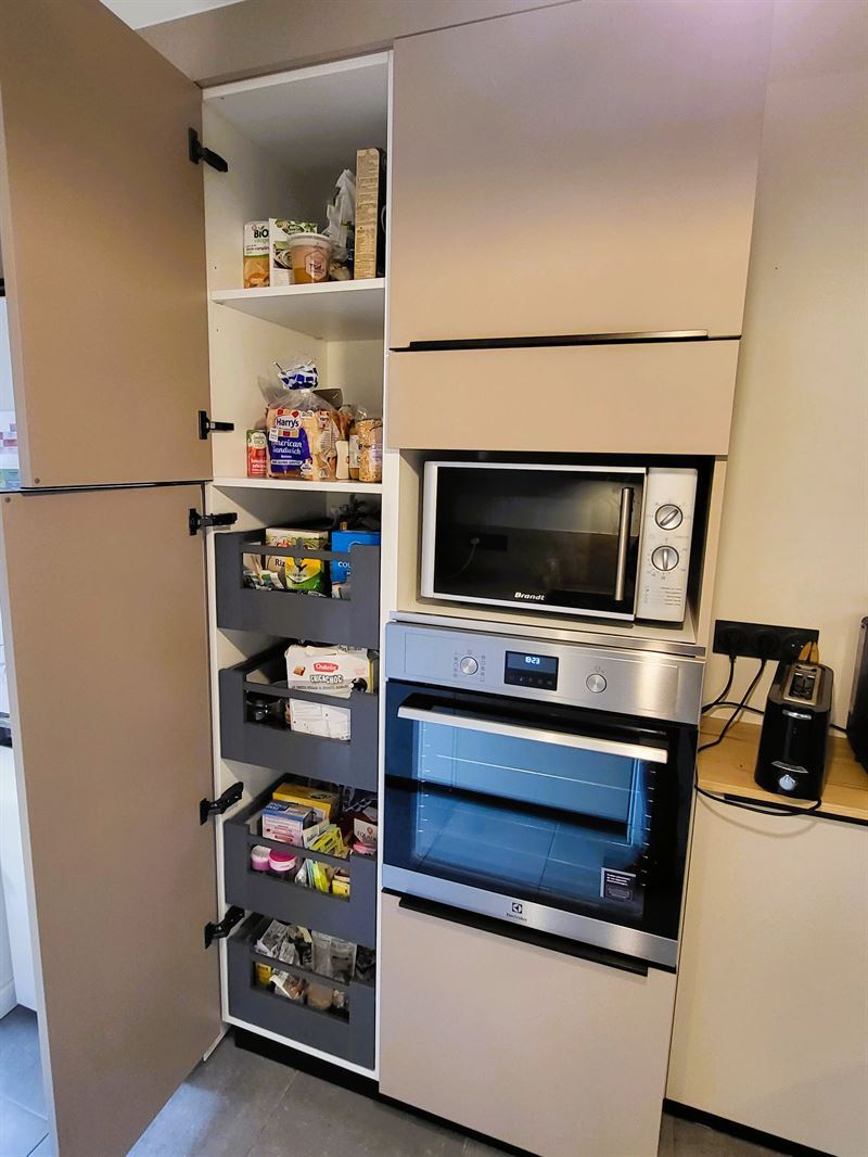 Cuisine fermée de style moderne bois et beige à Nantes | Raison Home - 6