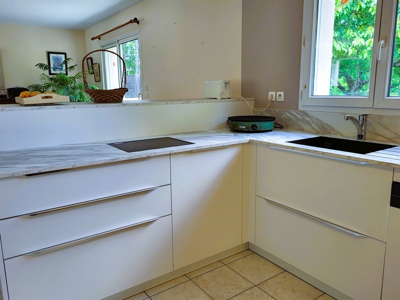 Cuisine en U de style moderne à La Haie Fouassière | Raison Home - 2