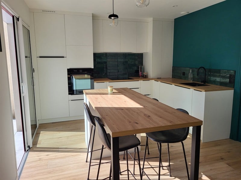 Cuisine ouverte de style contemporain blanc à L'Herbergement | Raison Home - 1