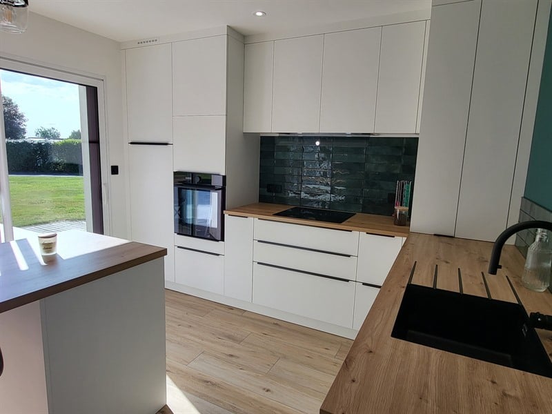 Cuisine ouverte de style contemporain blanc à L'Herbergement | Raison Home - 2