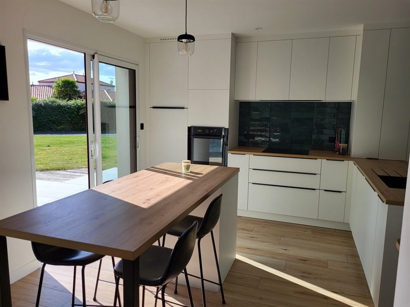 Cuisine ouverte de style contemporain blanc à L'Herbergement | Raison Home - 3