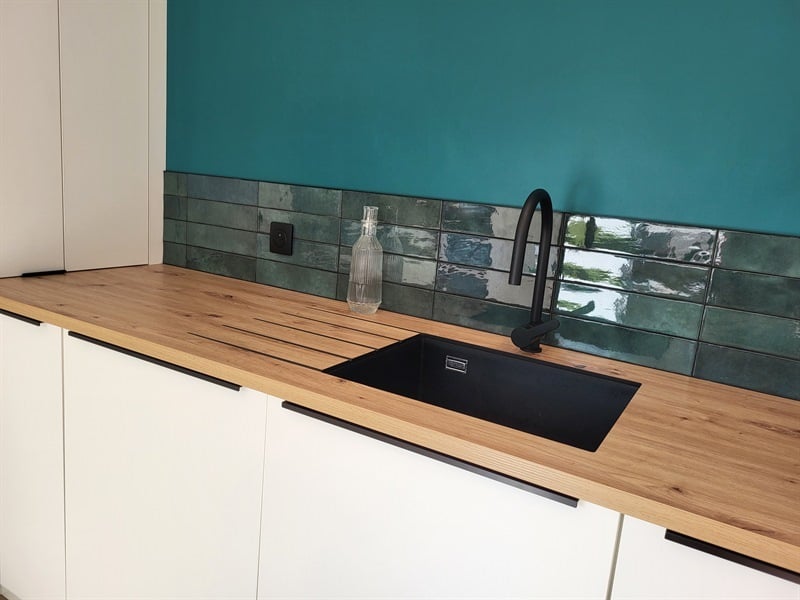 Cuisine ouverte de style contemporain blanc à L'Herbergement | Raison Home - 6