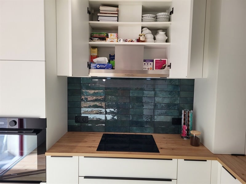 Cuisine ouverte de style contemporain blanc à L'Herbergement | Raison Home - 7