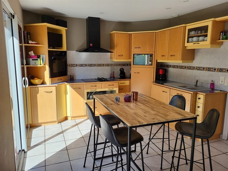 Cuisine ouverte de style contemporain blanc à L'Herbergement | Raison Home - 8