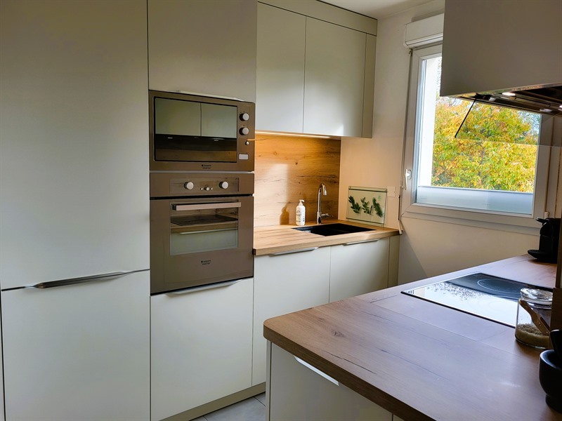 Cuisine ouverte bois et beige à Basse Goulaine 2