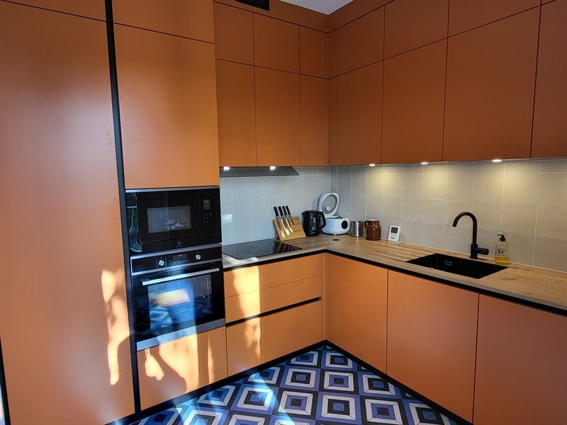 Cuisine en L moderne bois et orange à Nantes | Raison Home - 5