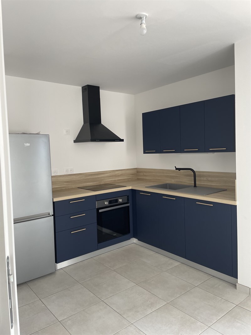 Cuisine moderne en L de couleur bleue | Raison Home - 1