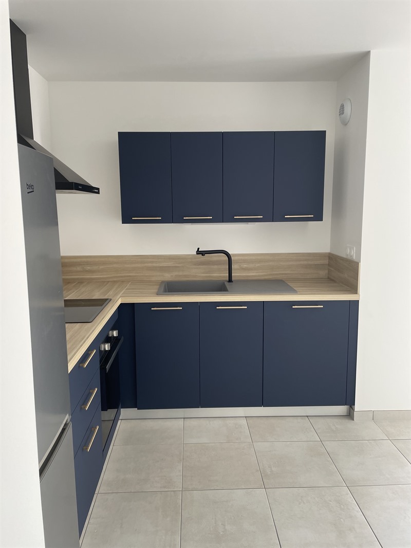 Cuisine moderne en L de couleur bleue | Raison Home - 2