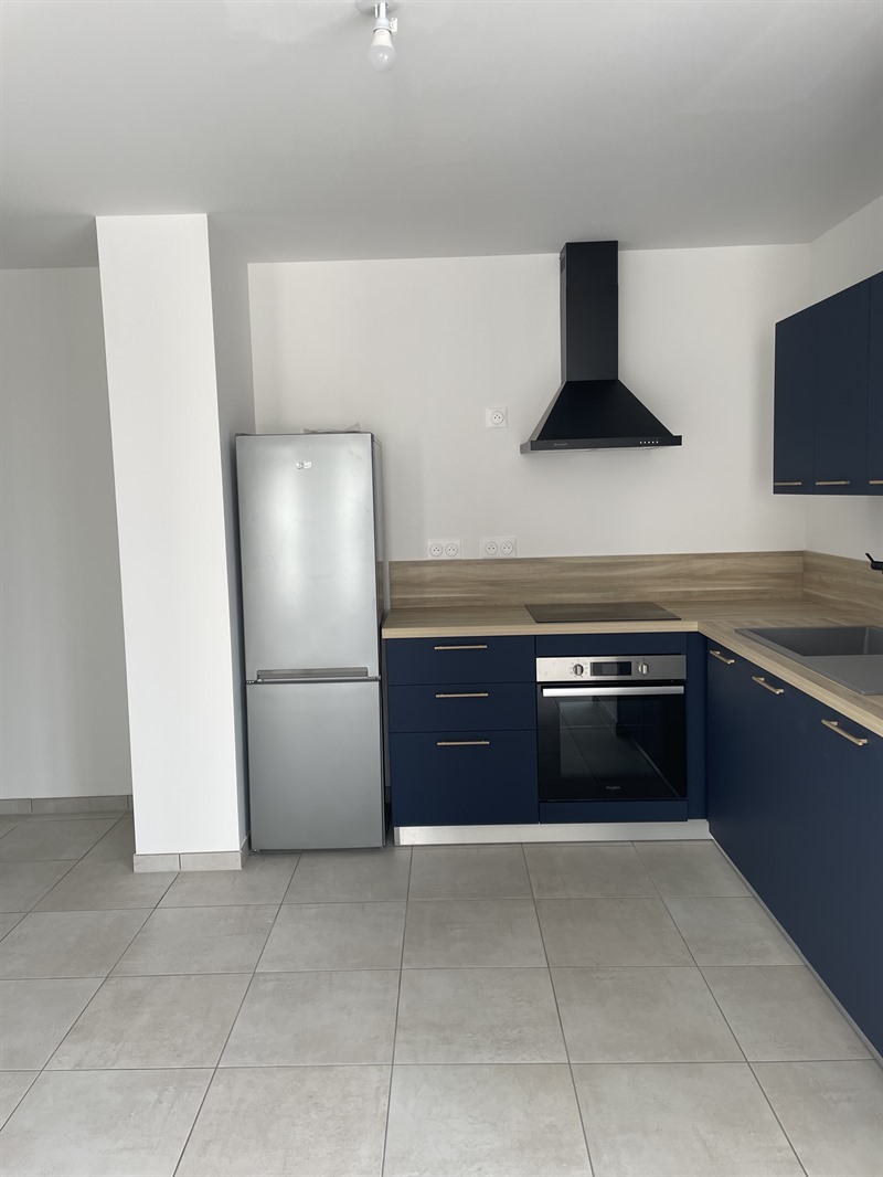 Cuisine moderne en L de couleur bleue | Raison Home - 3