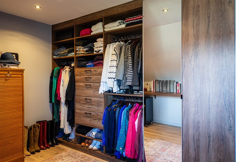 Grand dressing avec espace couture en bois | Raison Home - 1