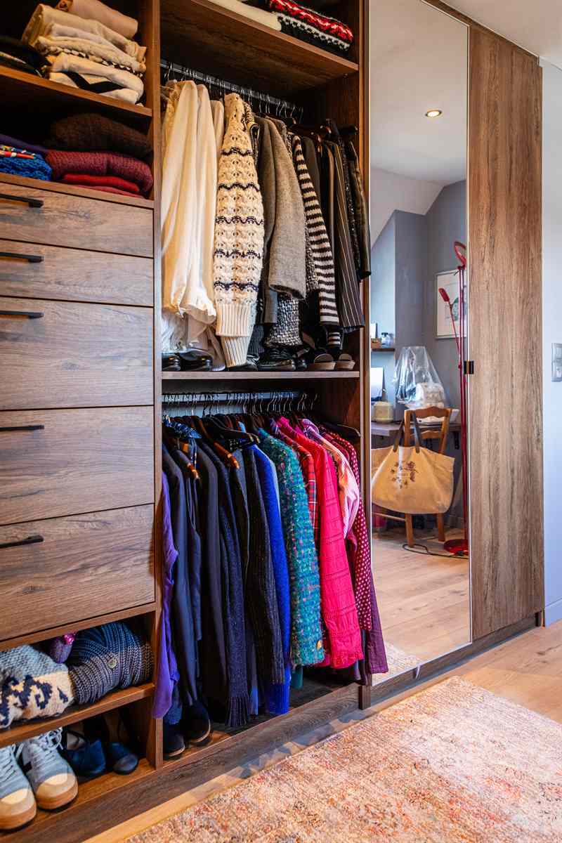 Grand dressing avec espace couture en bois | Raison Home - 3