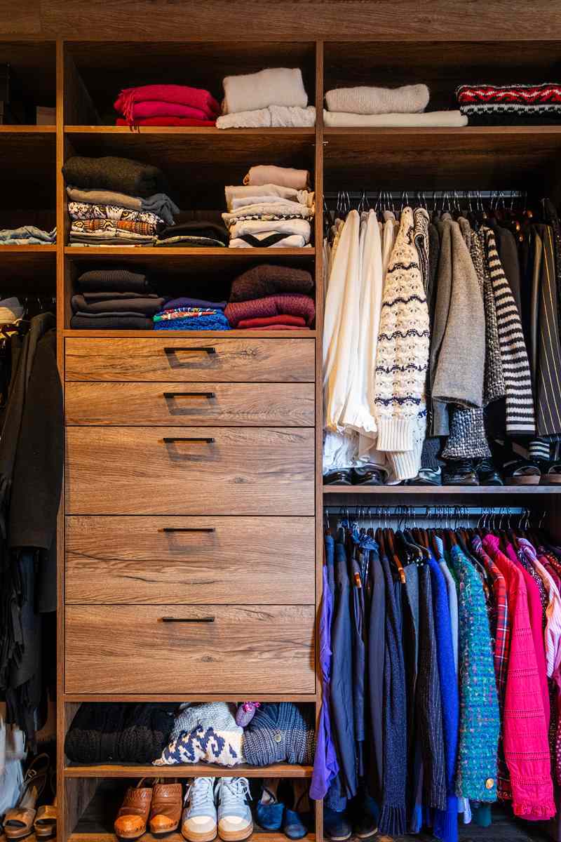 Grand dressing avec espace couture en bois | Raison Home - 4