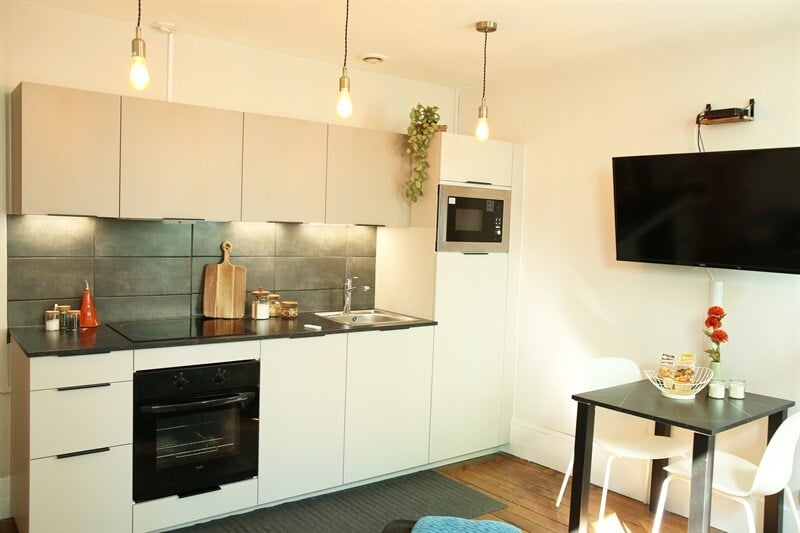 Cuisine ouverte de style moderne beige à Dreux 1
