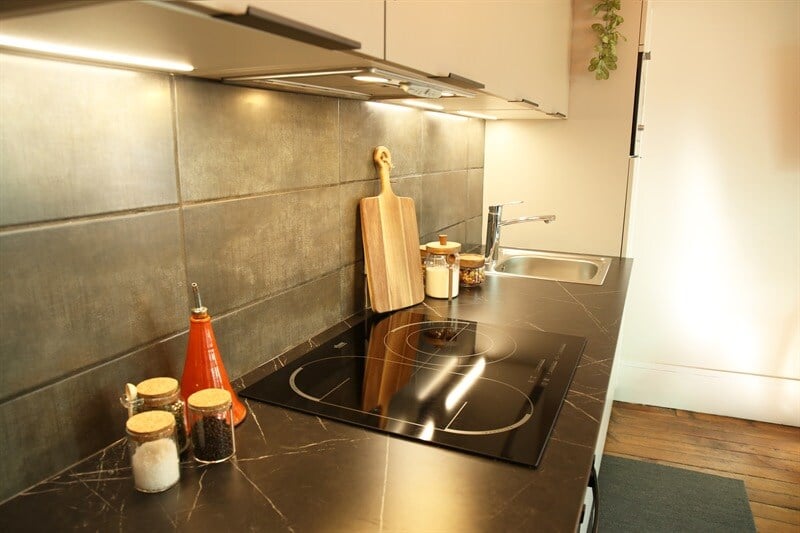 Cuisine ouverte de style moderne beige à Dreux 2