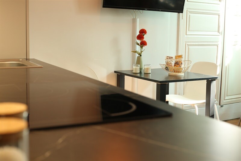 Cuisine ouverte de style moderne beige à Dreux 5