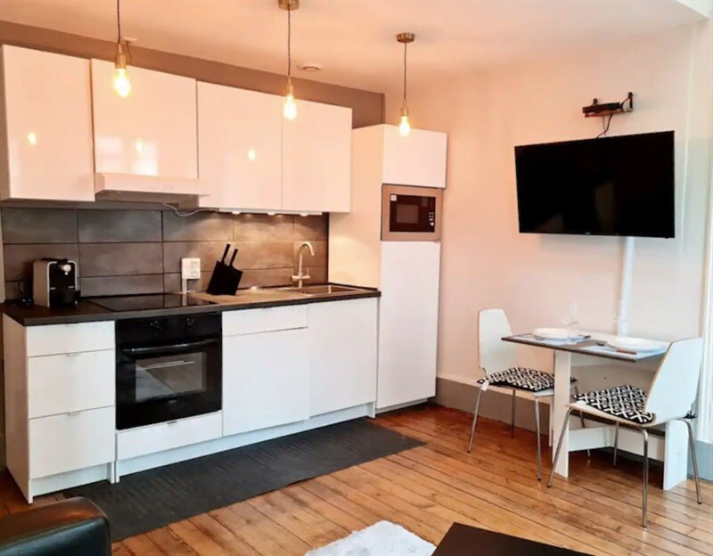 Cuisine ouverte de style moderne beige à Dreux 8