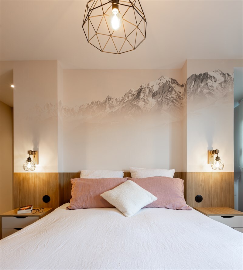 Chambre et dressing avec espace bureau de couleur bois et beige à Versailles | Raison Home - 1