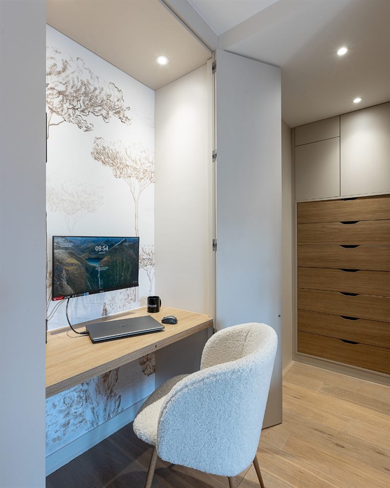 Chambre et dressing avec espace bureau de couleur bois et beige à Versailles | Raison Home - 3