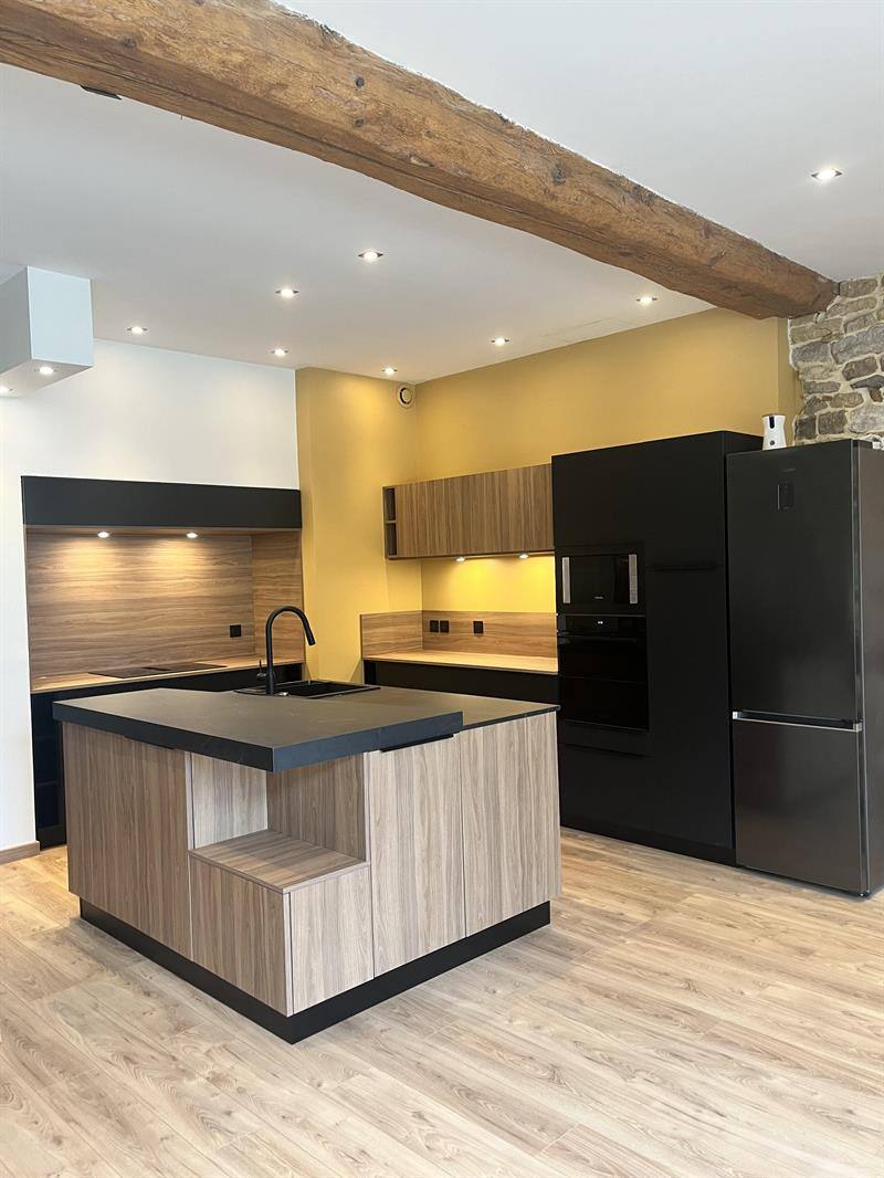 Cuisine ouverte de style moderne bois et noir à Legny 1