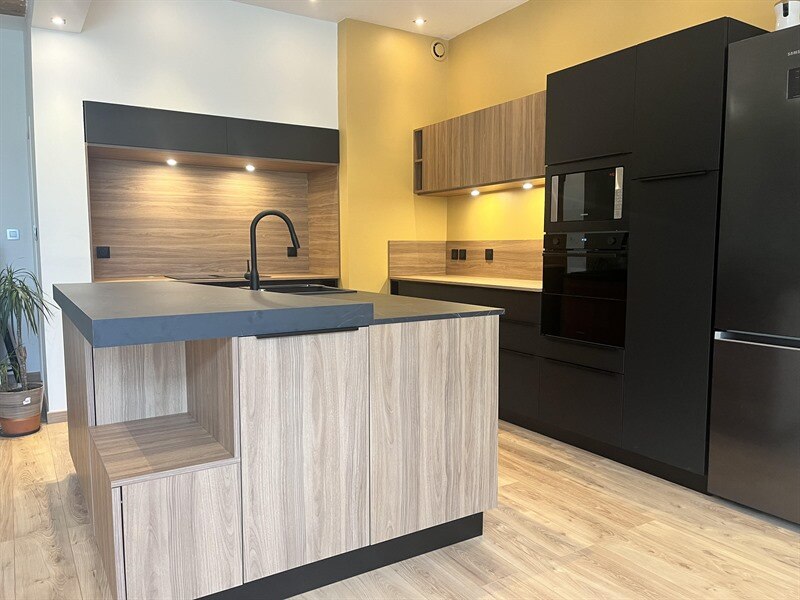 Cuisine ouverte de style moderne bois et noir à Legny 3