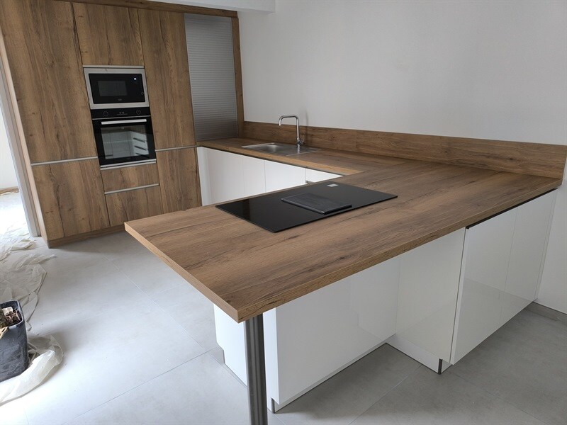 Cuisine ouverte de style moderne bois et blanc à Lunel 1