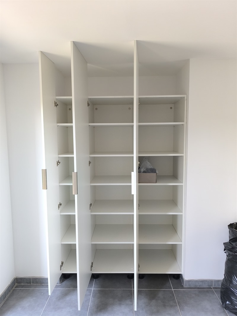 Rangements blancs jusqu'au plafond à Noyelles Godault 2