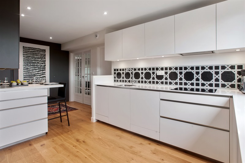 Cuisine moderne blanche et noire avec crédence géométrique à Grenoble | Raison Home - 2