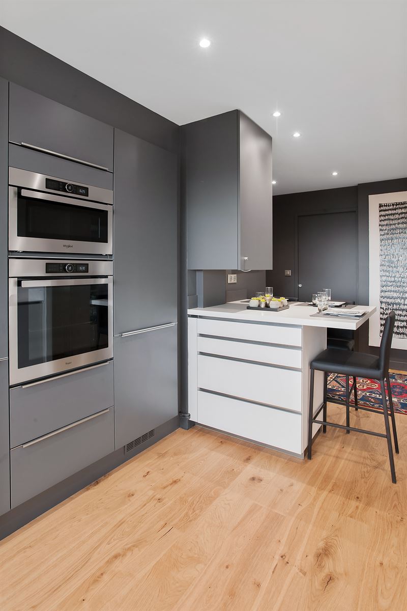 Cuisine moderne blanche et noire avec crédence géométrique à Grenoble | Raison Home - 3