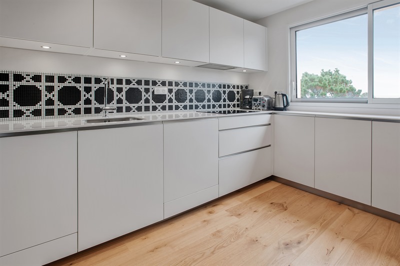 Cuisine moderne blanche et noire avec crédence géométrique à Grenoble | Raison Home - 5