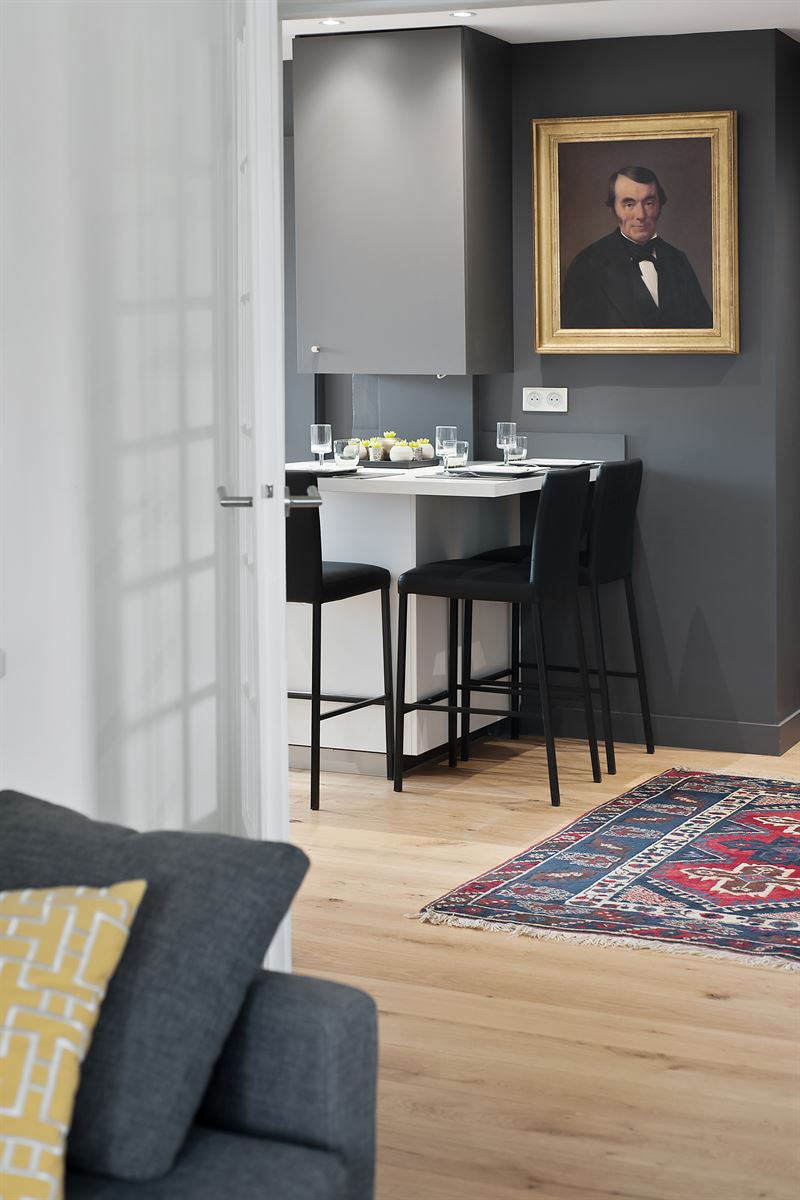 Cuisine moderne blanche et noire avec crédence géométrique à Grenoble | Raison Home - 6